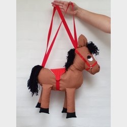 Hest med seler, sort garn