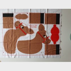 Hest med seler, sort garn