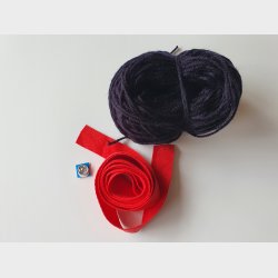 Hest med seler, sort garn