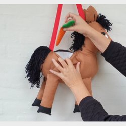 Hest med seler, sort man/hale - frdigsyet